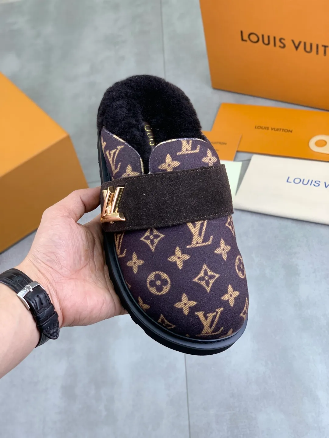 Men's Men's Shoes P480 New Couple Style LV Louis Vuitton L Family Donkey Brand Latest Easy Series Birkenstock Baotou Thick Sole Wool Slippers Sandals Original purchase, development and production This LV Easy sandal is made of suede cow leather, with Monogram pattern to highlight the trendy style. Adjustable straps with illuminated LV letters, flexible insoles and micro outsoles provide a light and comfortable experience. Exquisite packaging at the delivery counter 🛍📦 ▪️Fabric: Original custom imported first-layer cowhide ▪️Inner lining: Original customized warm wool lining ▪️Outsole: Original open-molded rubber foam material ▪️Sole thickness: 4CM ▪️Size: Men and women 35-45
